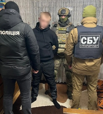 В Хмельницкой области мужчина изнасиловал женщину и требовал платить ему 10 тысяч гривен ежемесячно