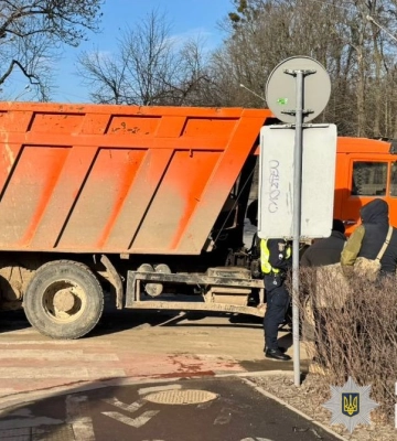 У Львові вантажівка збила пішохода: чоловік потрапив до лікарні