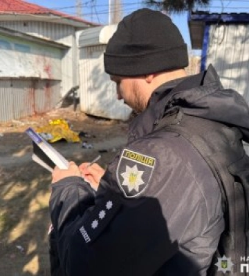 У Миколаєві поліцейські розслідують факт самогубства чоловіка у громадському місці
