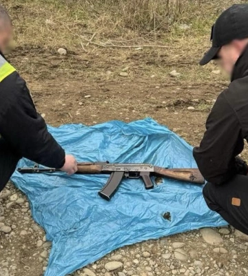 Торговці зброєю на Закарпатті: затримано трьох зловмисників