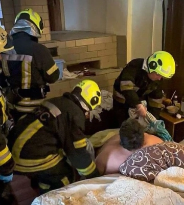 Впав з ліжка. 250-кілограмовому  чоловікові знадобилася допомога семи рятувальників