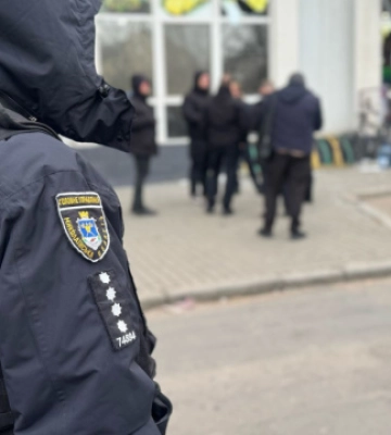 У Миколаєві двоє людей загинули через вибух невідомого предмета на вулиці, ще 8 - поранені