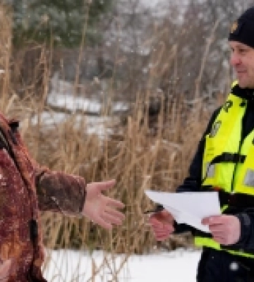 У Луцьку водолази вийшли на лід, щоб застерегти любителів зимової риболовлі