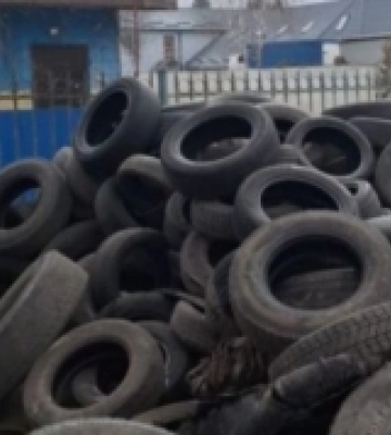 У Луцьку муніципали змусили працівників автосервісу прибрати звалище шин