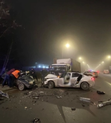 У Луцьку водій в’їхав у три автівки та втік: його розшукали патрульні
