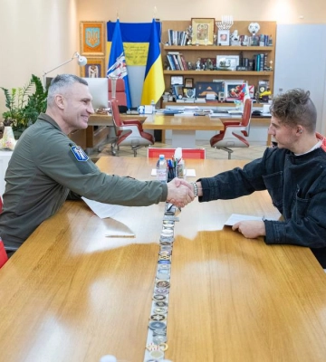 Клопотенко зустрівся із Кличком: соцмережа здивована одягом кулінара