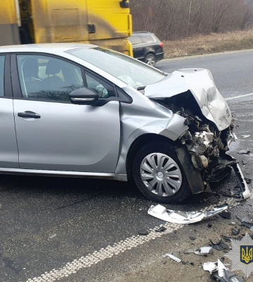 У ДТП на Львівщині зіткнулися легковики та потрапили до лікарні їх водійки. ФОТО