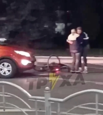 У Луцьку водійка спочатку збила, а потім «заобіймала» велосипедиста (відео)