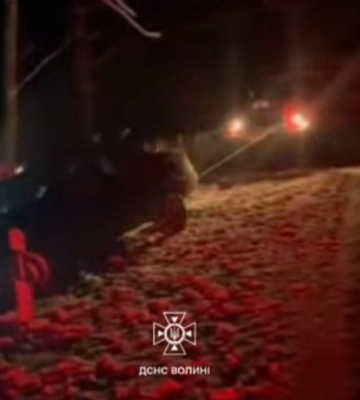 У Луцькому районі автівку знесло з дороги на узбіччя: викликали рятувальників. Відео