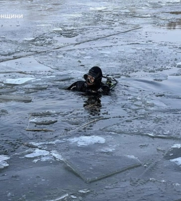 На Херсонщині рятувальники підняли з води тіла трьох дітей, які провалились під лід 13 лютого