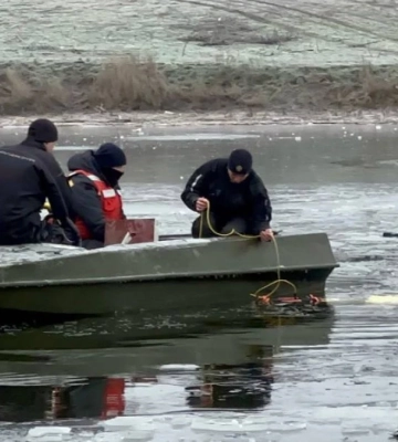 На Херсонщині рятувальники підняли з води тіла трьох дітей, які провалились під лід 13 лютого