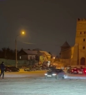 У Луцьку на площі перед замком влаштували дрифт (відео)