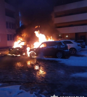 Поліція Київщини встановлює обставини загоряння автівок у Бучанському районі 