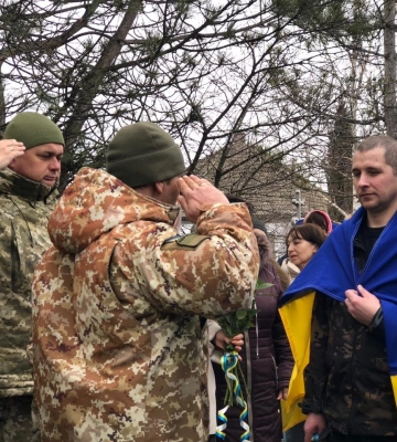 Звільнений з полону захисник острова Зміїний повернувся додому після реабілітації