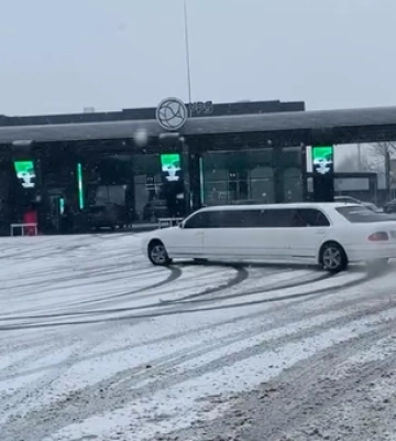 У Луцьку на заправці дрифтував лімузин (відео)