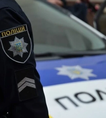 На Київщині поліціянти затримали молодика, який переплутав їхню автівку з туалетом