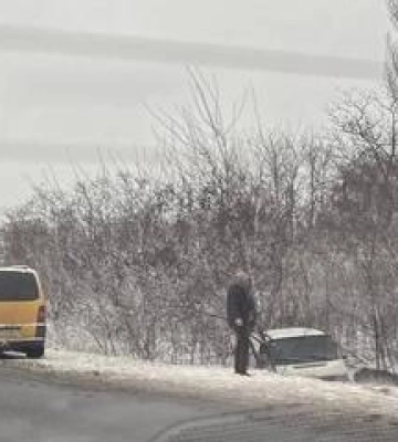 Поблизу Кременчука з дороги у кювет злетів мікроавтобус. ФОТО