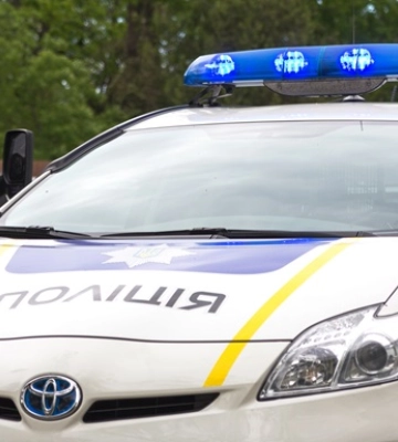 На Київщині молодик справив потреби на поліцейське авто