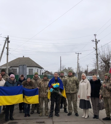 Звільнений з полону захисник острова Зміїний повернувся додому після реабілітації