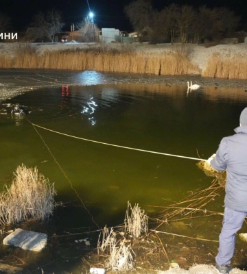 На Одещині троє дітей провалилися під лід: їх шукають водолази