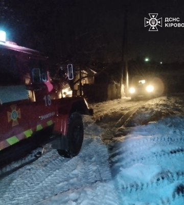 Після снігопаду рятувальники діставали «швидку» з дороги на Кіровоградщині 
