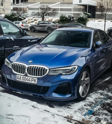 Развивает 300 км/ч: в Киеве заметили редкий заряженный седан BMW 