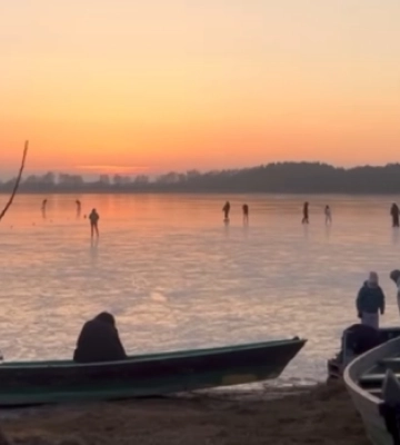 Світязь наприкінці зими скувало кригою (Відео)