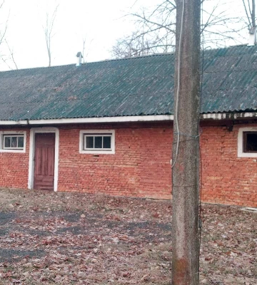 За 1500 грн у волинському селі продають будівлю лісгоспу. Фото