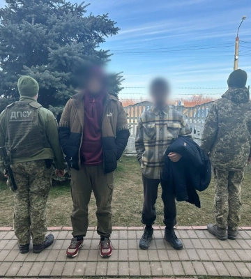 Вранці на кордоні з Угорщиною прикордонники зупинили двох подорожніх з Дніпропетровщини