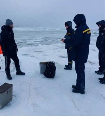 Рятувальники зняли з крижини, яка дрейфувала Дніпром, трьох людей