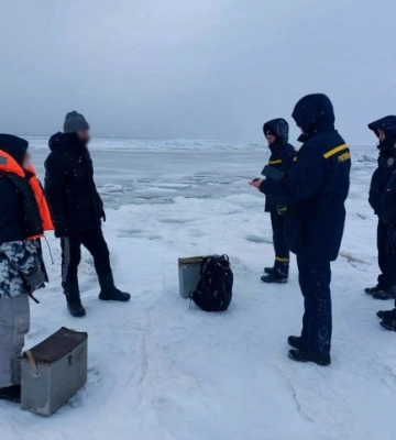 На Черкащині трьох людей врятували з дрейфуючої крижини