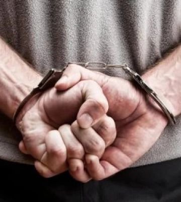 У Миколаєві поліцейські затримали чоловіка за підозрою у вчиненні насильницьких дій відносно 19-річної дівчини