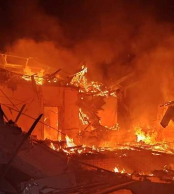 В Сумах БпЛА попал в частный дом: вспыхнул пожар