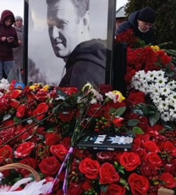 В России – традиционные задержания на акциях памяти Навального В России – традиционные задержания на акциях памяти Навального