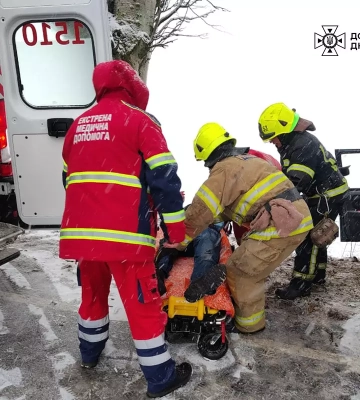 На Дніпропетровщині рятувальники дістали з потрощеного у ДТП легковика чоловіка та жінку