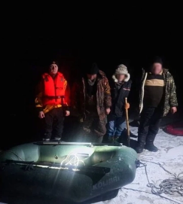 На річці Дніпро від берега відкололася крижина з трьома рибалками