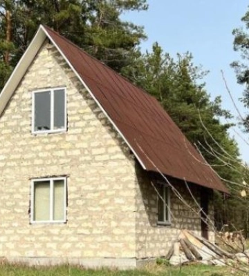 Власник самовільно зведеного будиночка на комунальній землі у Києві має знести його