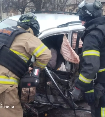 На Донеччині рятувальники визволили чоловіка з понівеченого у ДТП автомобіля, - ДСНС