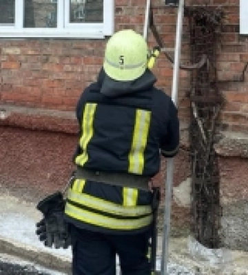 На Волині рятувальники визволили із зачиненої квартири жінку похилого віку