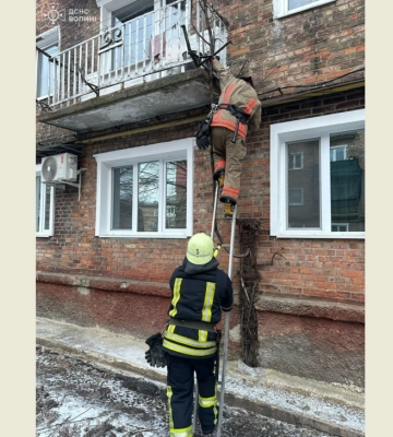 На Волині рятувальники визволили із зачиненої квартири жінку похилого віку