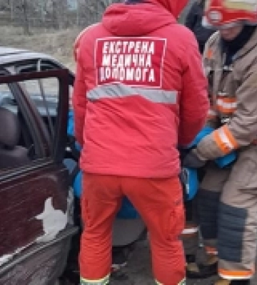 У Великодолинському рятувальники деблокували чоловіка з понівеченої автівки