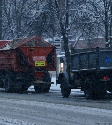 42 снігоприбиральні машини та 1431 двірник прибирали сьогодні засніжений Львів