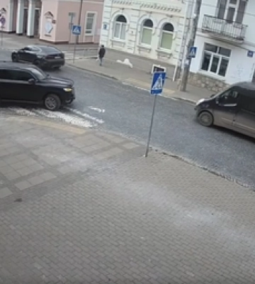 У Луцьку камери упіймали водія «крузака», який плутає право і ліво (відео)