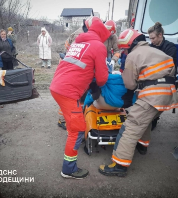 У Великодолинському рятувальники деблокували чоловіка з понівеченої автівки