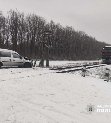 Ледь не сталася трагедія: поблизу Луцька потяг зіткнувся з авто