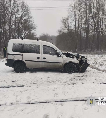 Мало не трапилася трагедія: біля Луцька потяг зіткнувся з легковиком