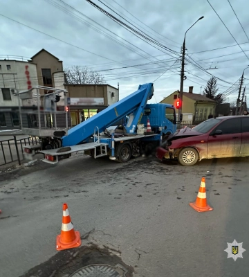 У Чернівцях внаслідок зіткнення вантажівки та легковика постраждала молода жінка. ФОТО