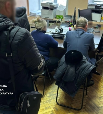У Києві поліцейські викрили адміністраторку ТСЦ та посадовців автошкіл у незаконних махінаціях