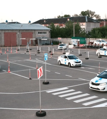 У Києві поліцейські викрили адміністраторку ТСЦ та посадовців автошкіл у незаконних махінаціях