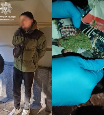 У центрі Львова чоловік виліз на припаркований автомобіль